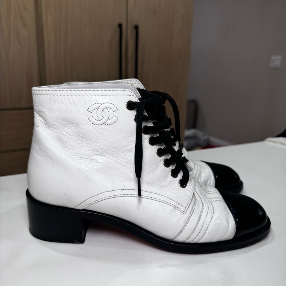 Chanel 2020-2021 Interlocking CC Logo Lace-Up Boots
Women's size 38